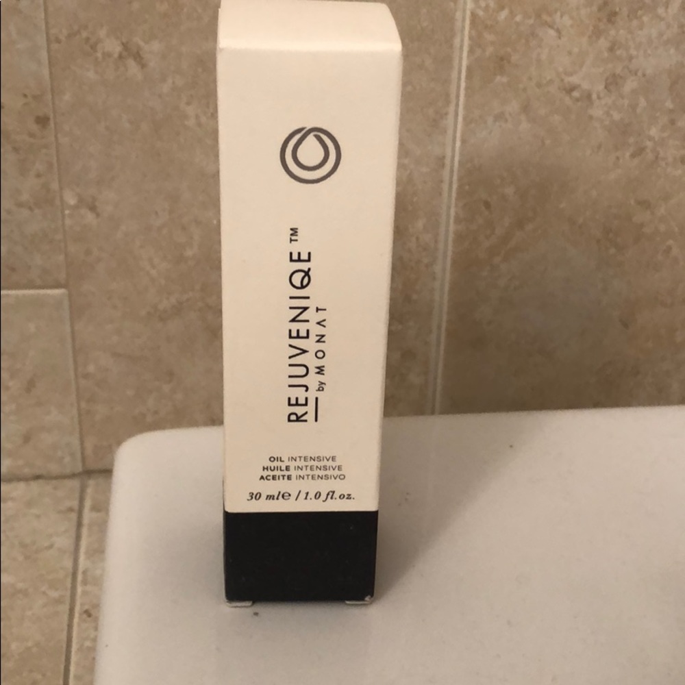Monat rejuvenique oil